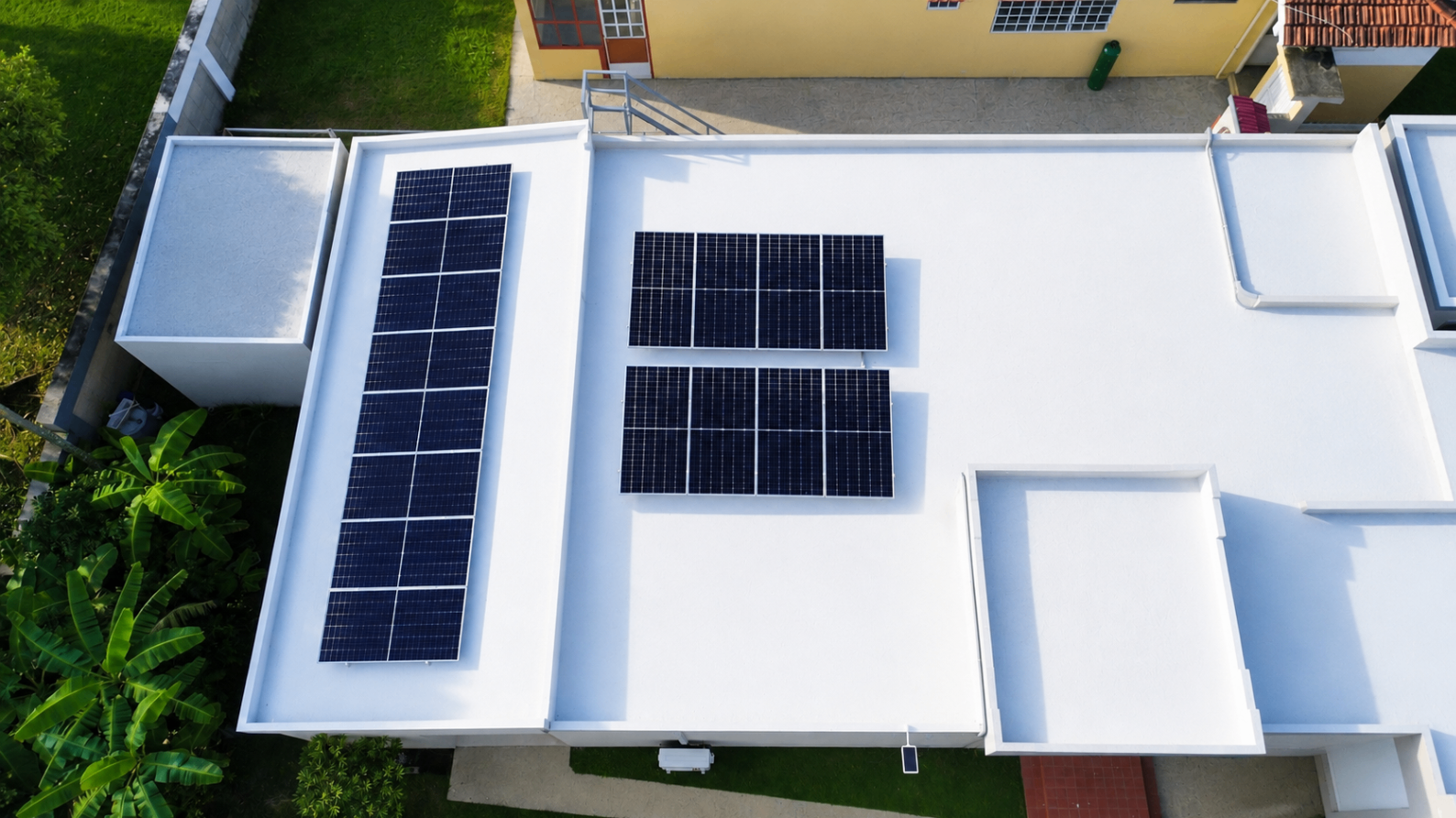 Vista aérea de instalación solar residencial en techo blanco en Mayagüez, Puerto Rico