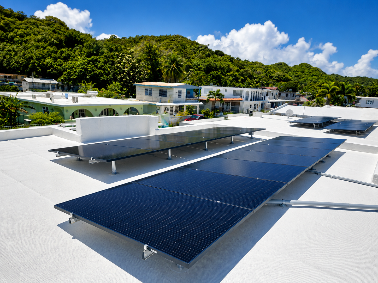 Proyecto solar residencial sobre techo plano con vista al vecindario en Bayamón, Puerto Rico
