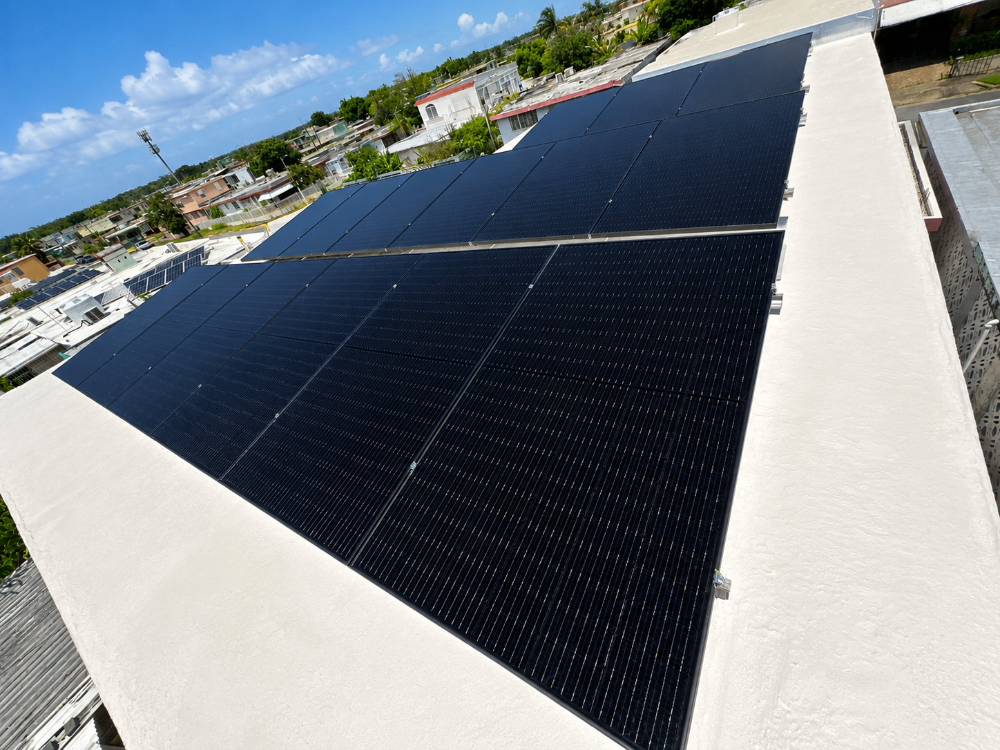 Arreglo de paneles solares negros sobre techo residencial en San Juan, Puerto Rico