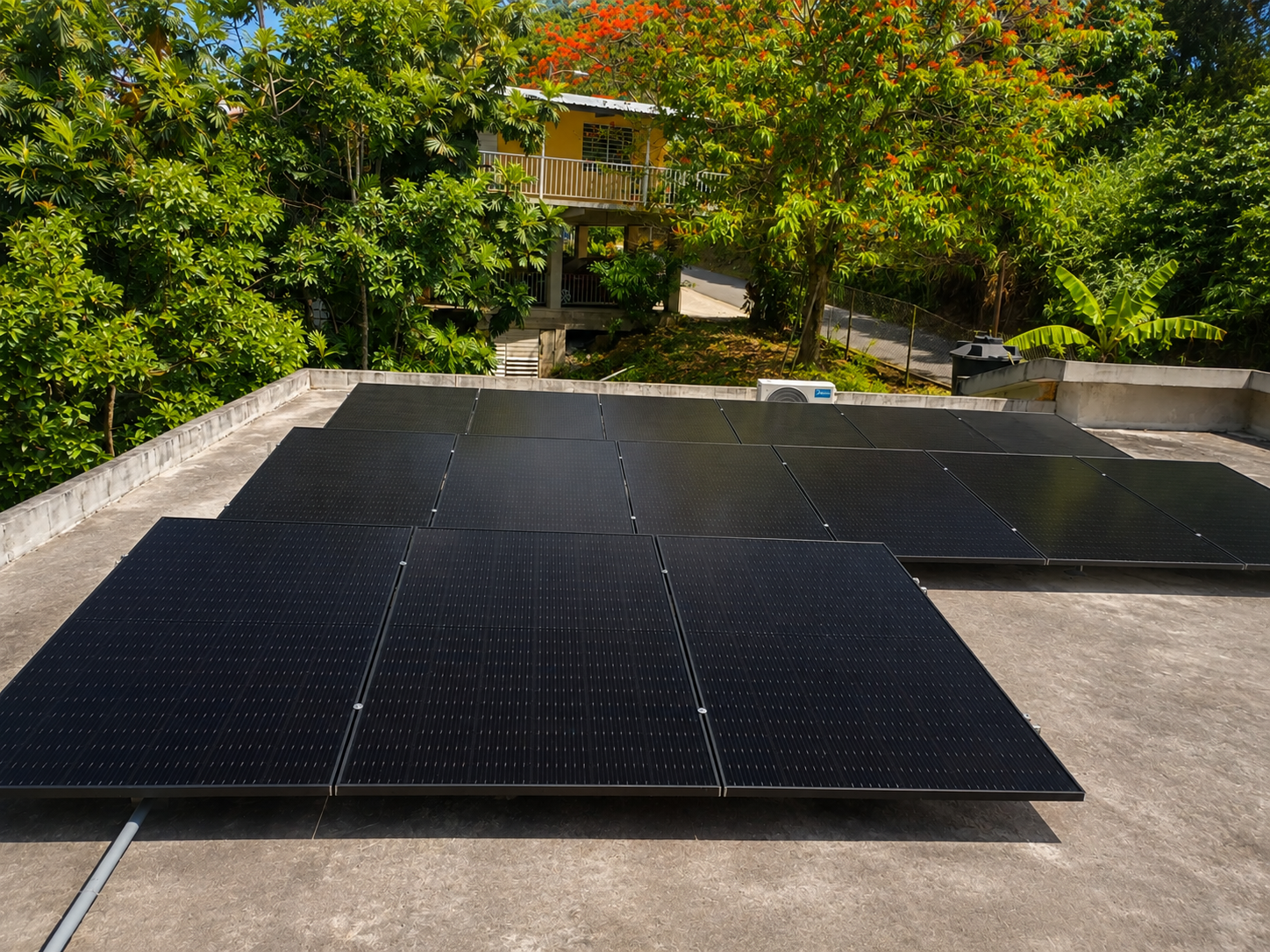Sistema de paneles solares residenciales rodeado de vegetación en Caguas, Puerto Rico